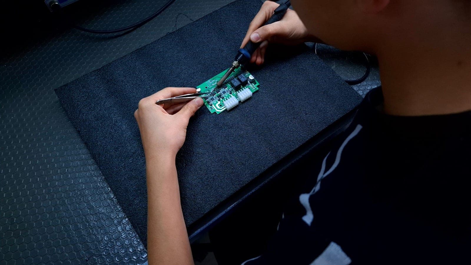 Otosis Ar-Ge: mühendis elektronik kart lehimliyor